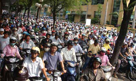 Băn khoăn thu phí đường bộ với xe máy tại TP.HCM ảnh 1